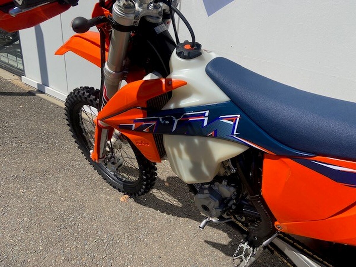 motorcycle image 13